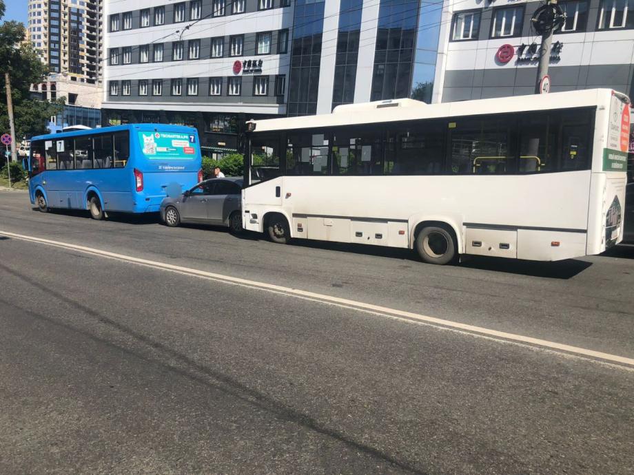 Фото: Пресс-служба полиции Приморья | Появились подробности ДТП с двумя автобусами и легковушкой на «Дальпрессе»
