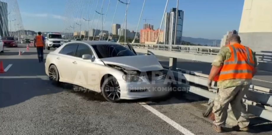 Двойное ДТП на Золотом мосту: Toyota Mark X протаранил «ГАЗель» и ограждение