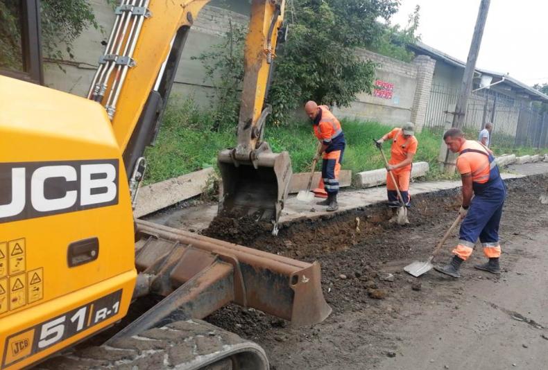 Дорожная служба ремонтирует дороги на трех улицах Владивостока