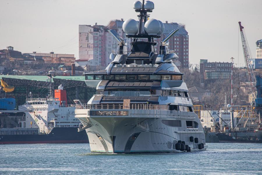 Фото: Антон Петлица / PRIMPRESS | Яхта миллиардера Мордашева вновь пришвартовалась во Владивостоке