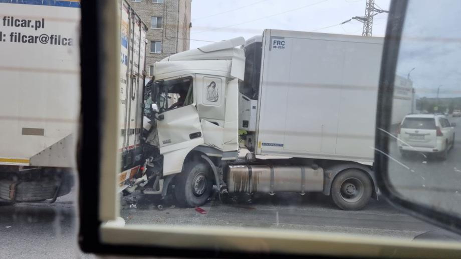 Фото: Telegram-канал Дпс - контроль @dpscontrol | В эти минуты: большегруз устроил жуткое ДТП на трассе в Приморье