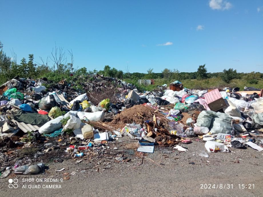 Свалки мусора заполонили приморский город