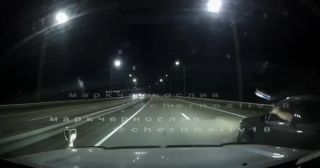 Безумный водитель обстрелял машину бутылкой на трассе Уссурийск – Владивосток