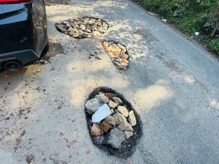 Жители Владивостока пожаловались на разгромленную дорогу в районе Зари