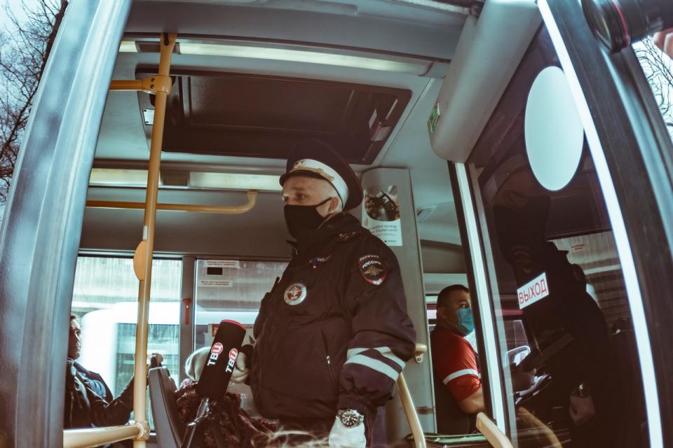 Фото: Анна Шеринберг / PRIMPRESS | Проверки на соблюдение масочного режима ежедневно проходят в общественном транспорте Владивостока