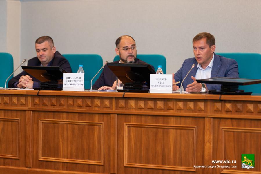 Фото: Максим Долбнин/vlc.ru | Общественные наблюдатели посетили очередное расширенное совещание, прошедшее под руководством главы Владивостока