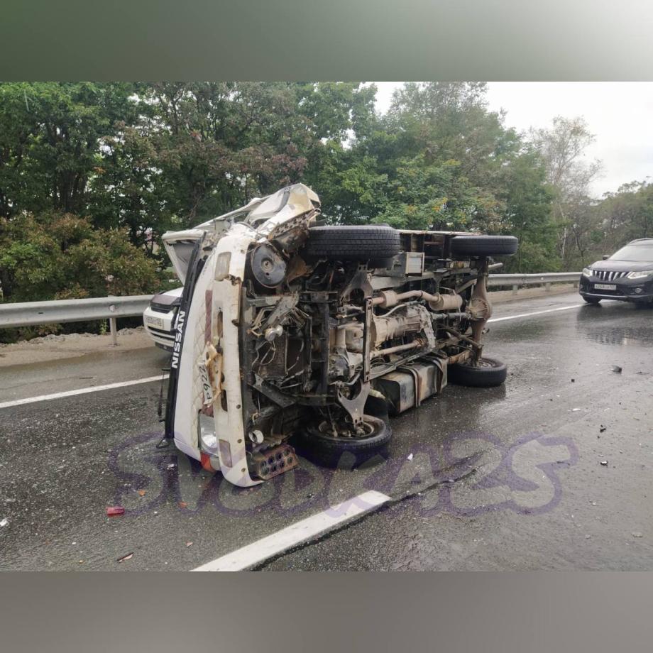 Фото: Телеграм-канал Svodka25 | Грузовик против Toyota Land Cruiser Prado: ДТП с опрокидыванием произошло в Приморье