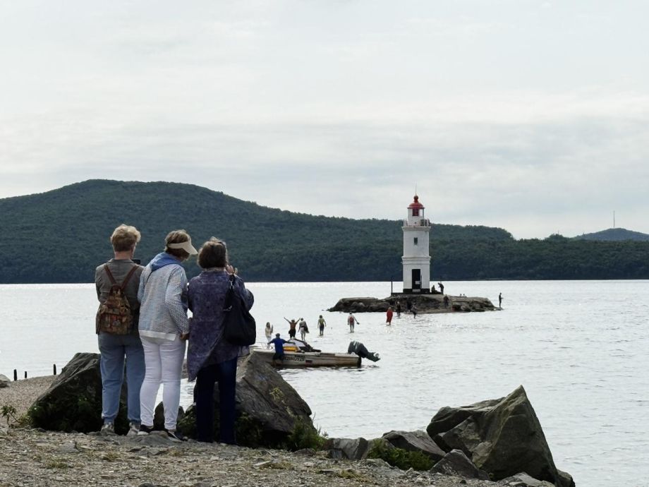 Экологический десант на Токаревском маяке: жители Владивостока объединились ради чистоты