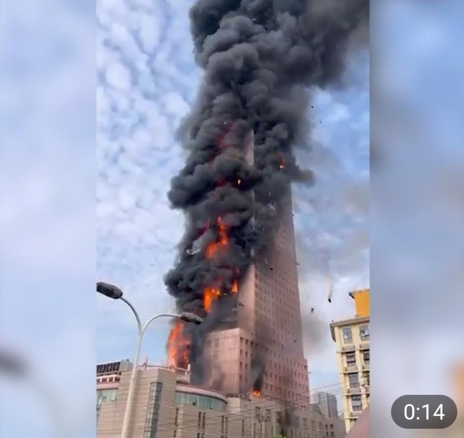 Фото: Соцсети | В Китае за несколько минут сгорел 200-метровый небоскреб