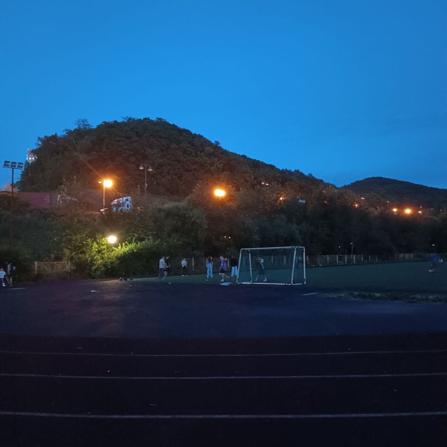 Вопиющая ситуация в микрорайоне Владивостока: полная темнота на школьных стадионах Снеговой Пади