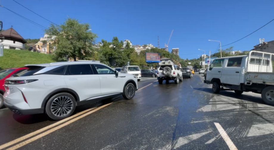 Фура разлила солярку: во Владивостоке в эти минуты произошла серия ДТП из-за большегруза