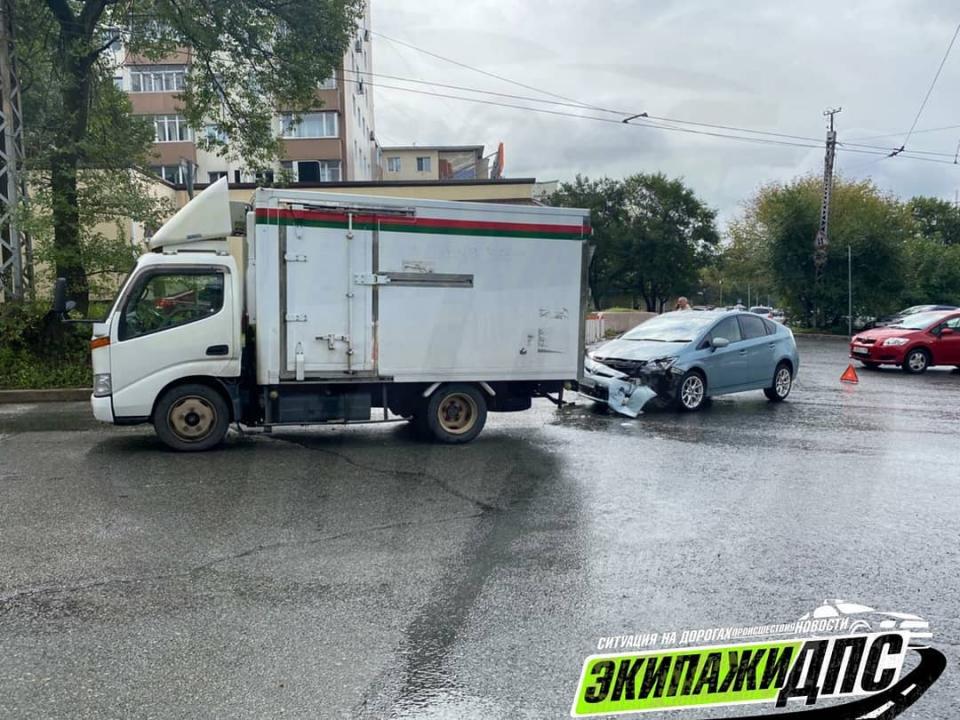 Во Владивостоке случилось ДТП с участием грузовика