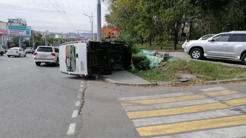 Во Владивостоке на тротуар вылетел автобус
