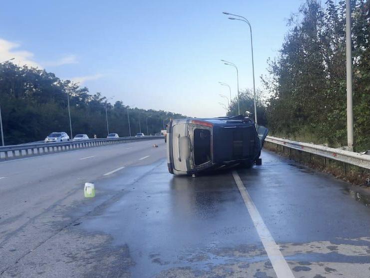 Фото: 25.мвд.рф | Пострадала автоледи: водитель грузовика устроил во Владивостоке ДТП с опрокидыванием