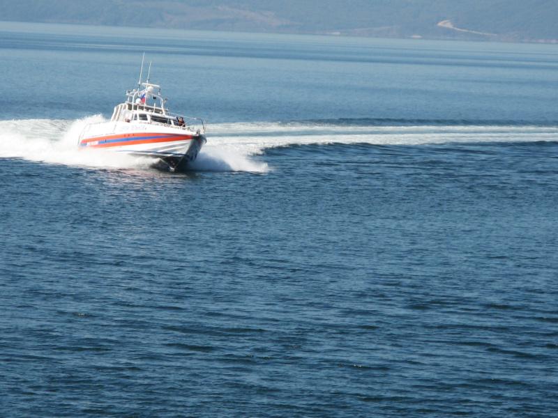 Фото: 25.mchs.gov.ru | Едва не погиб: приморца на надувной лодке эвакуировали с акватории озера Ханка