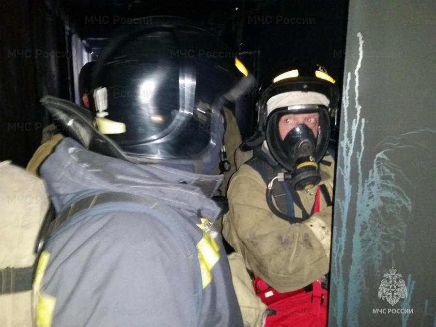 Фото: 25.mchs.gov.ru | Трагедии не случилось: в Приморье из полыхающего рядом с роддомом частного дома вынесли мужчину