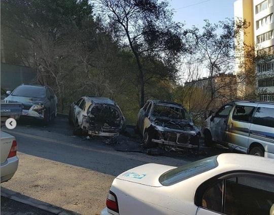 Полиция подключилась к делу о семи сгоревших автомобилях в центре Владивостока