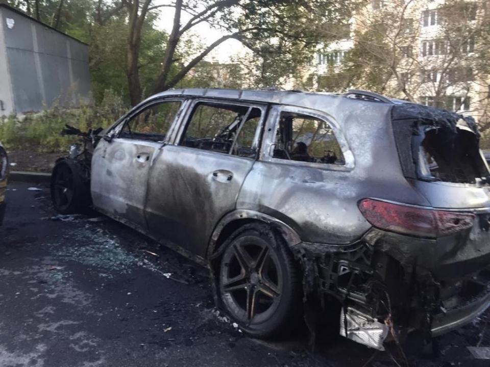 Mercedes за 10 миллионов сгорел в результате ночного поджога машин во Владивостоке