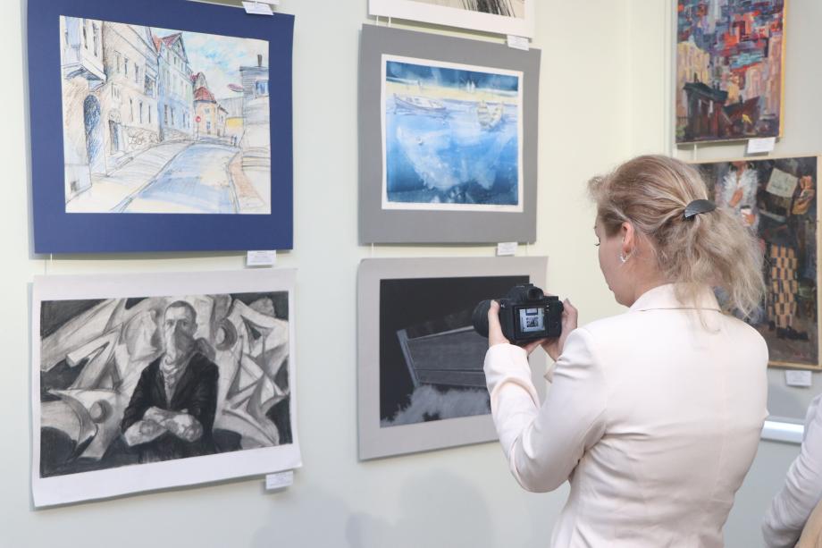Выставка-конкурс «Арт-Владивосток»: вниманию зрителей представили творчество молодых авторов