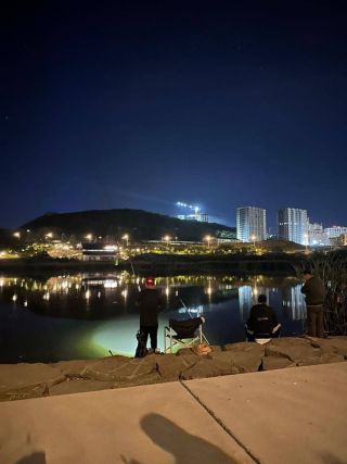 «Вывозят рыбу ведрами»: озеро на Патрокле атаковали китайские рыбаки