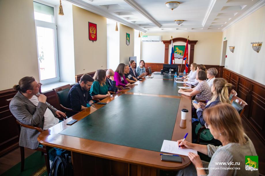 Фото: Анастасия Котлярова/vlc.ru | Во Владивостоке состоялась встреча с авторами творческих проектов