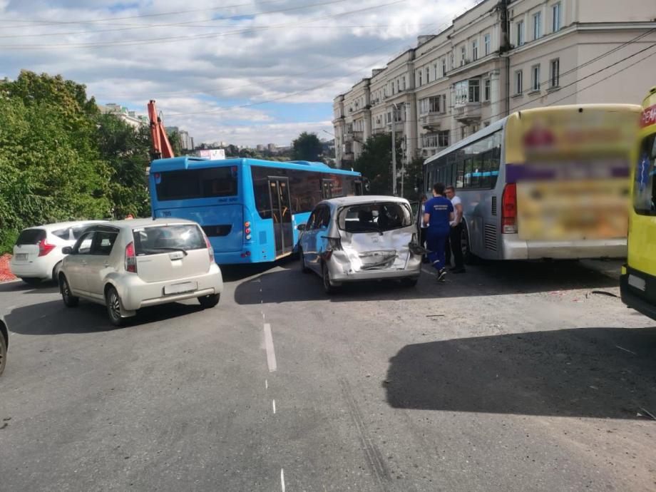 Фото: 25.мвд.рф | «Два автобуса сразу и четыре машины». Массовое ДТП произошло в центре Владивостока