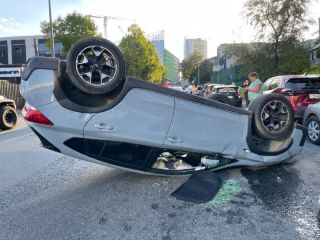 Subaru перевернулась на оживлённой улице во Владивостоке