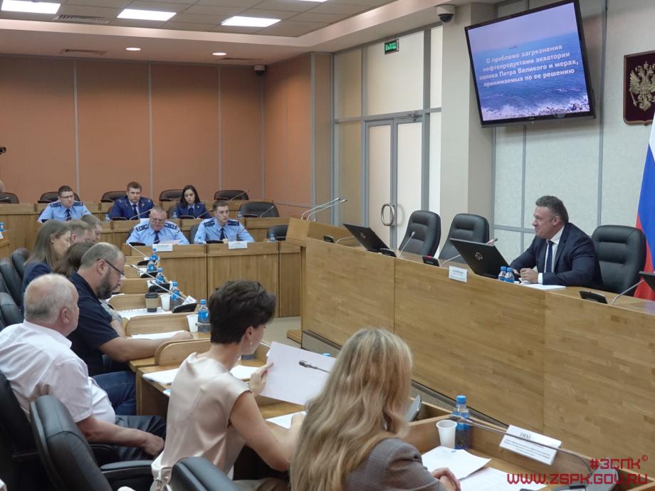 В Приморье парламентарии провели рабочее совещание, посвященное проблеме загрязнения нефтепродуктами залива Петра Великого