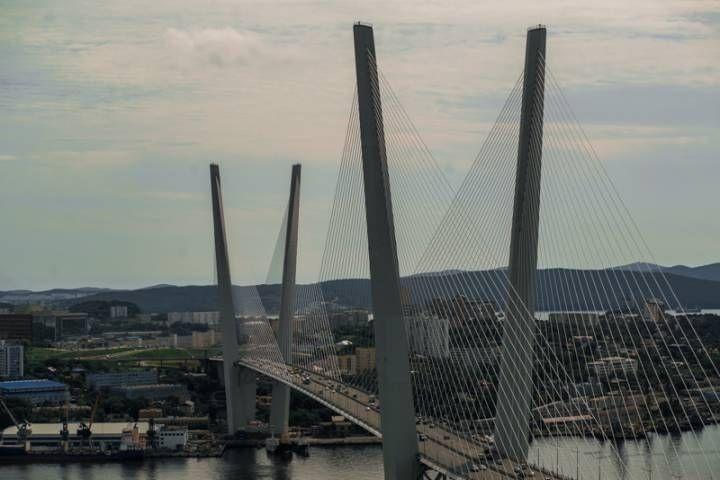 Появились подробности утреннего ДТП на Золотом мосту во Владивостоке