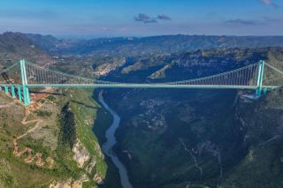 Китай построил мост-рекордсмен высотой с небоскрёб