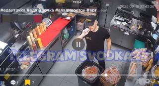Откусил путь к увольнению: во Владивостоке с позором уволили «сосисочного» работника известной сети питстопов