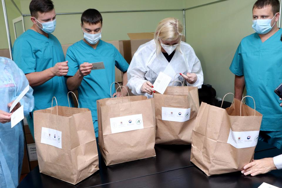 Фото: Екатерина Дымова / PRIMPRESS | Корейское консульство передало обеды приморским врачам, работающим с COVID-пациентами