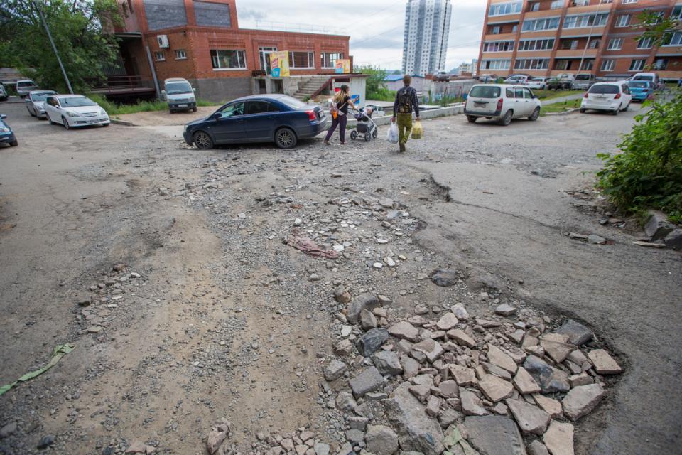 Фото: Татьяна Меель | «Пускай чиновникам будет стыдно»: владивостокцы своими силами ремонтируют дорогу