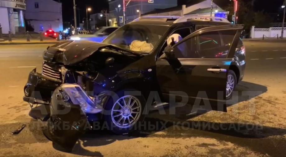Фото: Соцсети | «Машина в хлам»: серьезное ДТП произошло ночью в центре Владивостока