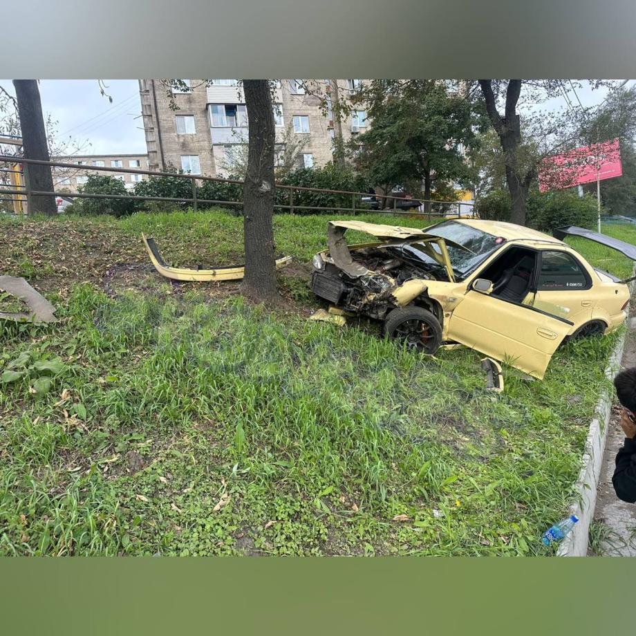 Фото: Telegram-канал Svodka25 | Капот в хлам: во Владивостоке спорткар влетел в дерево