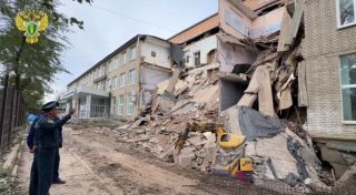 Экскаватор в траншее: здание колледжа во Владивостоке рухнуло из-за строителей?