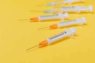 К прививкам от COVID–19 готово только 23% россиян