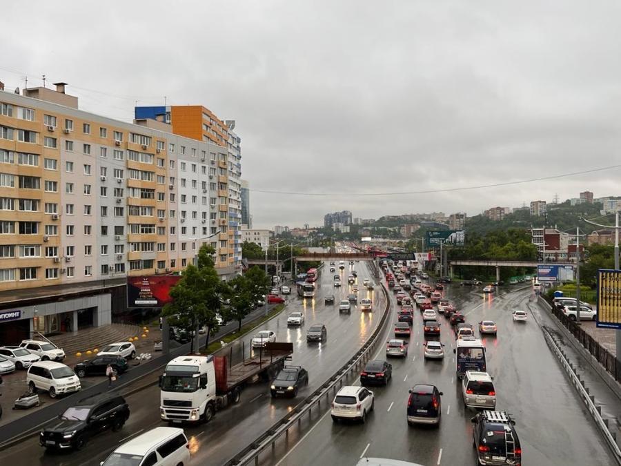 Водители Владивостока пожаловались на ужасные пробки в крупном районе города