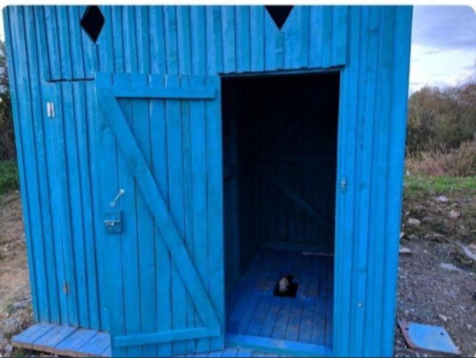 «Сколько билет стоит?»: в Приморье построили уличный туалет за 414 тысяч рублей