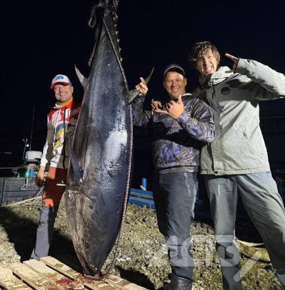 Гигантские тунцы у берегов Сахалина: рыбаки выловили морского исполина
