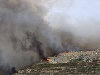 Главная свалка Владивостока продолжает гореть, городской мусор собирают в пакеты