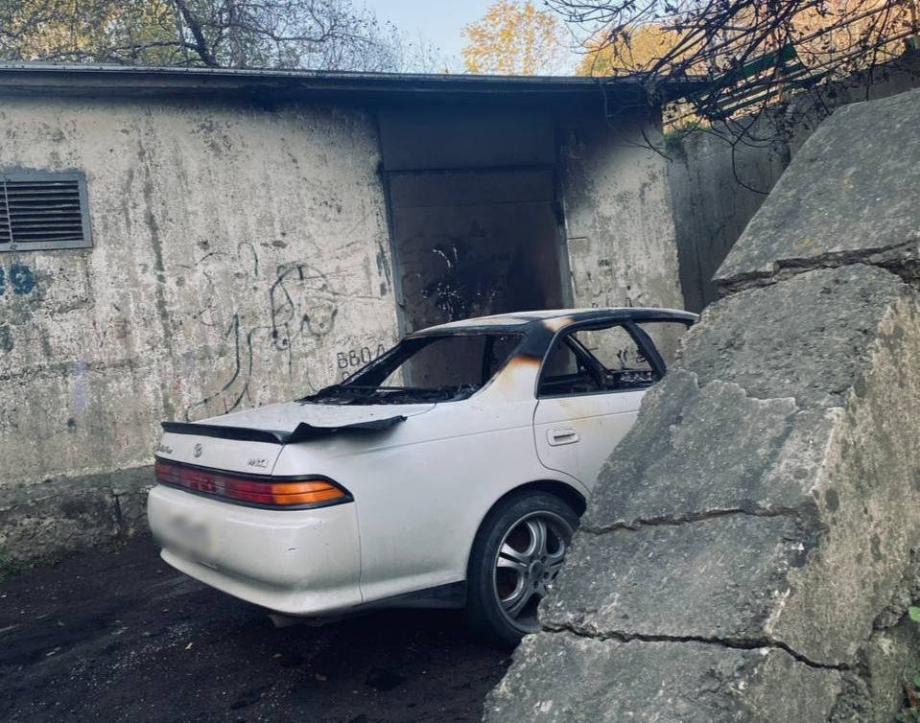 Фото: Telegram-канал Svodka25 | «Сочувствую хозяину»: во Владивостоке неизвестные сожгли Toyota Mark II