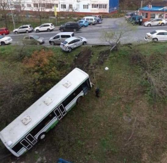 Во Владивостоке в кювет рухнул пассажирский автобус