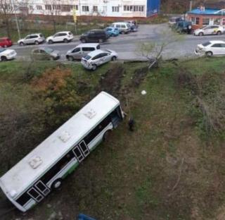 Фото: Экипажи ДПС | Во Владивостоке в кювет рухнул пассажирский автобус