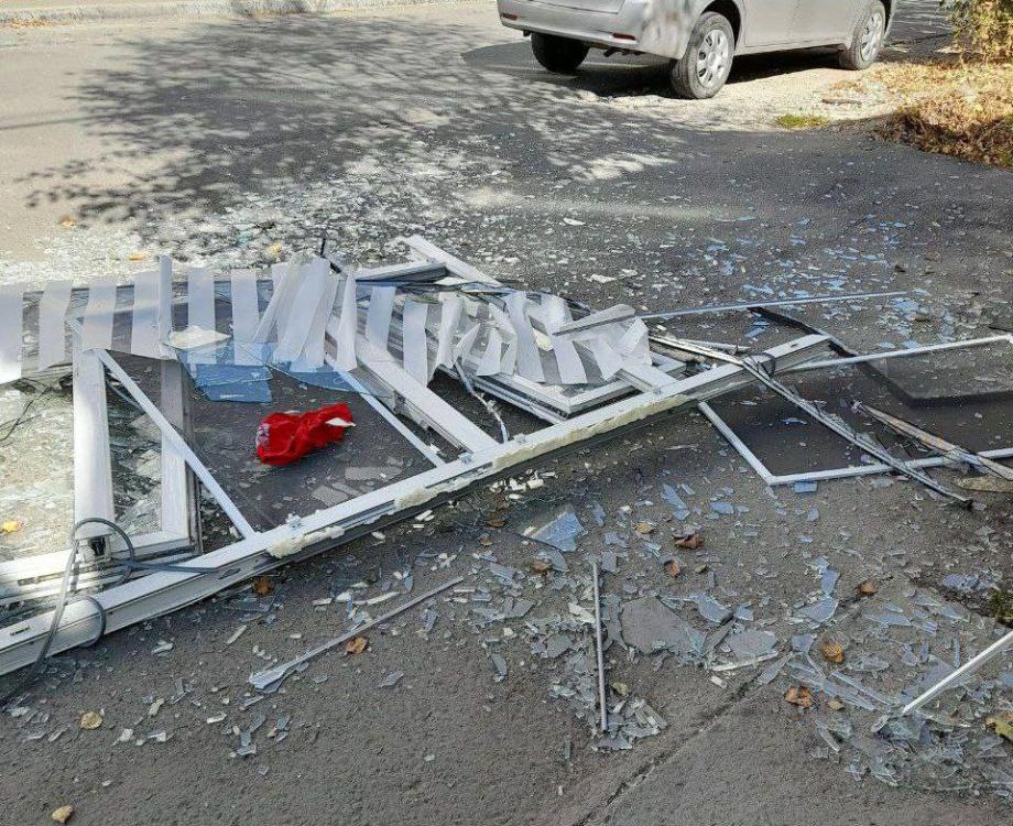 Фото: Telegram-канал Svodka25 | Разбитые рамы и госпитализация: в Артеме прогремел взрыв