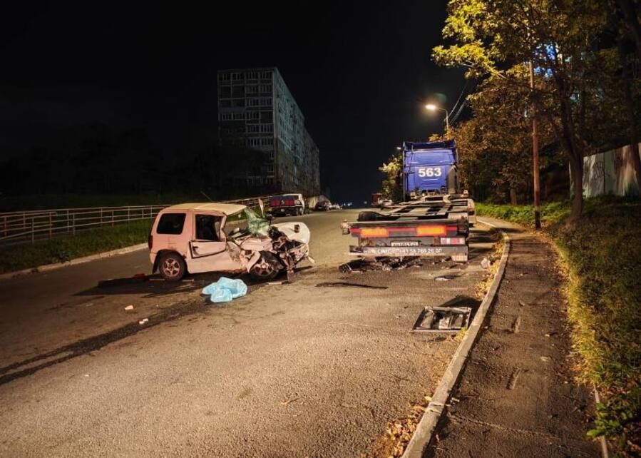 Припаркованная фура стала причиной жесткой ночной аварии во Владивостоке