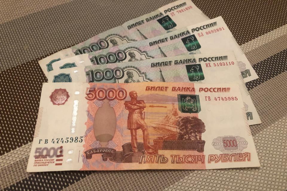 По восемь тысяч рублей с 1 ноября. Россиянам дадут еще денег от государства