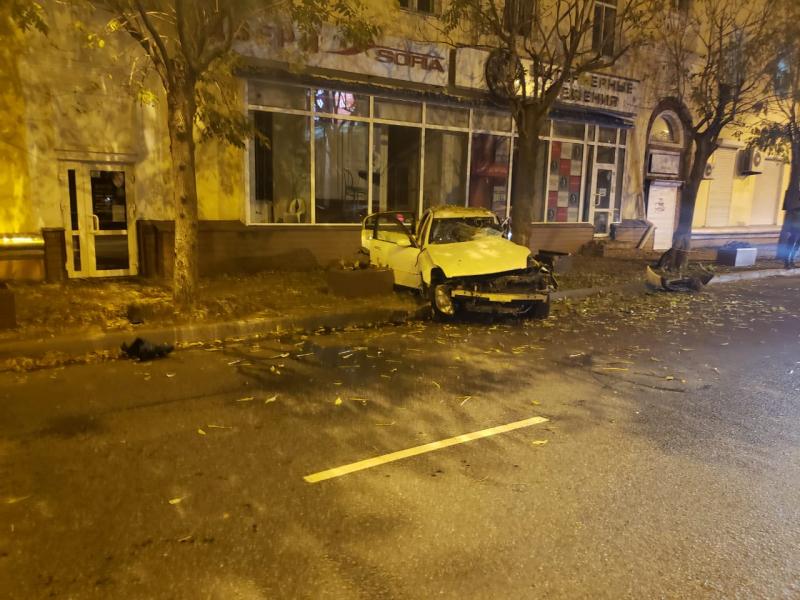Во Владивостоке автоледи разбила иномарку о дерево: проводится проверка