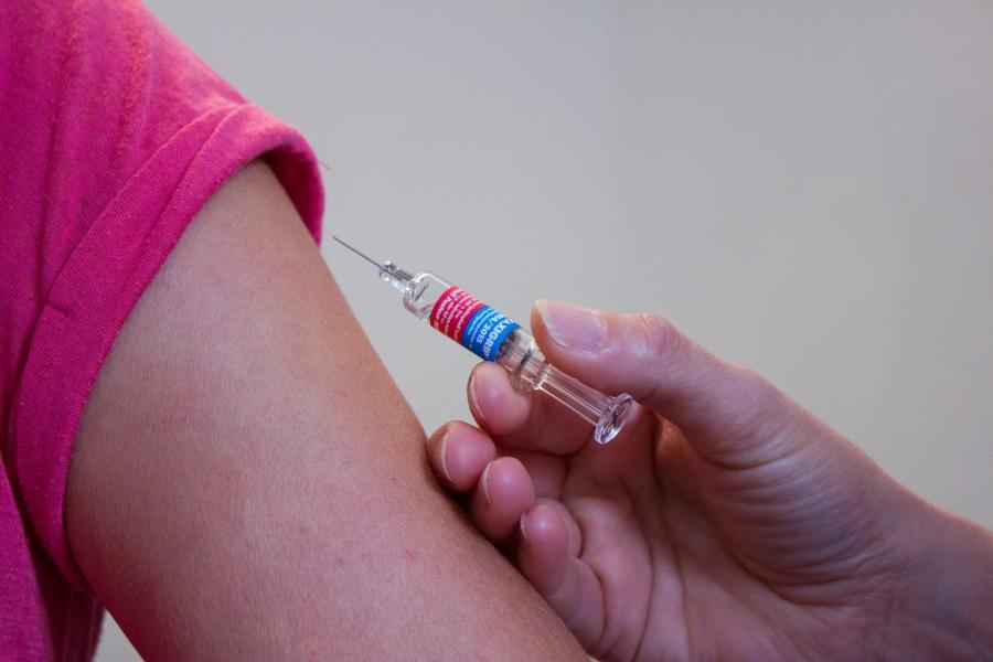 Сказали, когда начнется вакцинация детей от COVID в России
