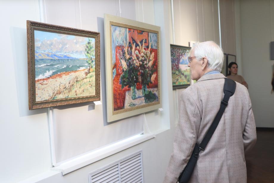 Фото: Екатерина Дымова / PRIMPRESS | Во Владивостоке открылась выставка к 85-летию Приморского отделения Союза художников
